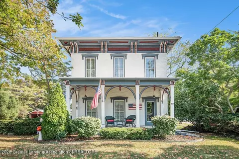 812 N Clinton St, Grand Ledge, MI 48837