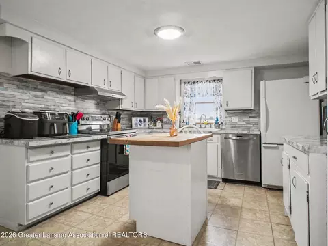 Kitchen - 6596 W Washington Rd, Ithaca, MI 48847 photo 2 of 2