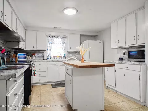 Kitchen - 6596 W Washington Rd, Ithaca, MI 48847 photo 1 of 2