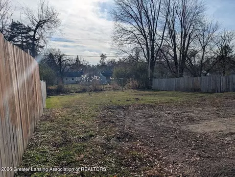 2817 W Willow St, Lansing, MI 48917