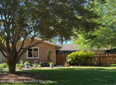 318 N Circle Dr, Williamston, MI 48895