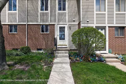 5966 Village Dr, Haslett, MI 48840