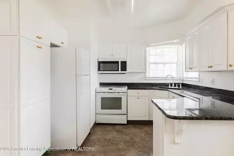 Kitchen - 5019 Devonshire Ave, Lansing, MI 48910 photo 1 of 2