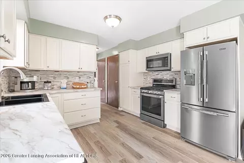 Kitchen - 1010 E Cass St, Saint Johns, MI 48879 photo 5 of 6