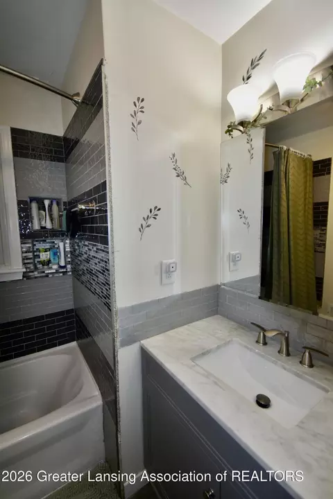 Bath - 4500 Devonshire Ave, Lansing, MI 48910 photo 3 of 3