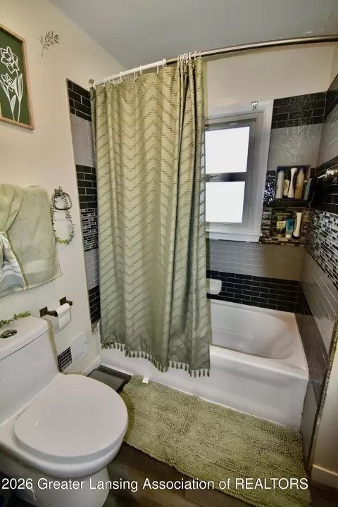 Bath - 4500 Devonshire Ave, Lansing, MI 48910 photo 2 of 3