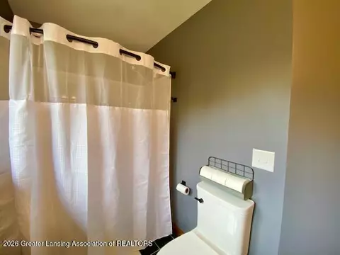 Bath - 704 Larchmont St, Dewitt, MI 48820 photo 6 of 7