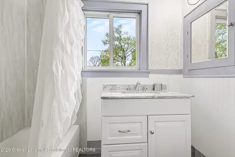 Bath - 239 W Palmer Ave, Jackson, MI 49203 photo 2 of 2