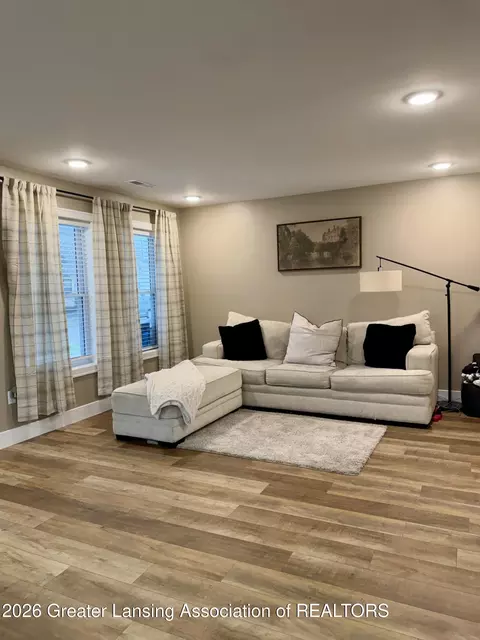 Living - 608 Detroit St, Jackson, MI 49201 photo 1 of 2