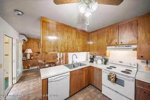 Kitchen - 1430 Primrose Ln, Dewitt, MI 48820 photo 2 of 2