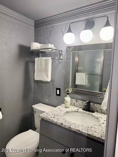 Bath - 1221 Pershing Dr, Lansing, MI 48910 photo 3 of 3