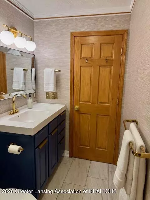 Bath - 1221 Pershing Dr, Lansing, MI 48910 photo 1 of 3