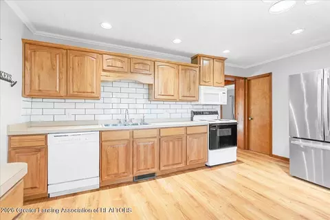 Kitchen - 450 Noble Rd, Williamston, MI 48895 photo 2 of 2