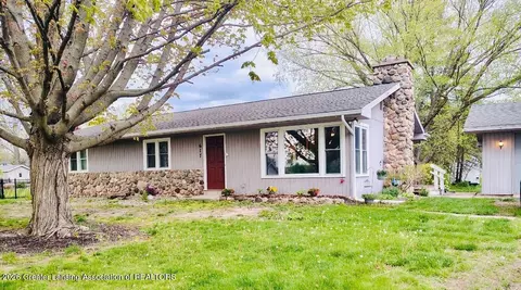 617 Cherry St, Stockbridge, MI 49285