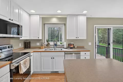 Kitchen - 518 Looking Glass Gln, Dewitt, MI 48820 photo 2 of 3