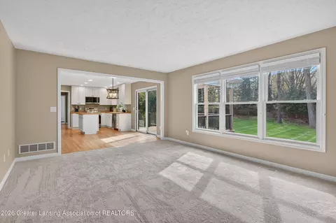 Living - 518 Looking Glass Gln, Dewitt, MI 48820 photo 5 of 7