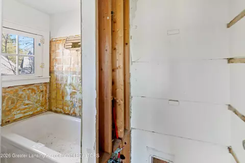 Bath - 516 Smith Ave, Lansing, MI 48910 photo 2 of 3