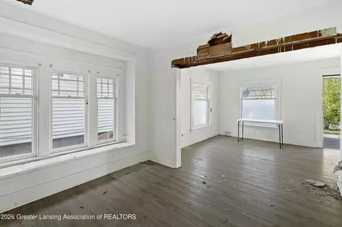 Living - 516 Smith Ave, Lansing, MI 48910 photo 2 of 2