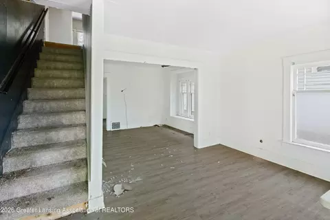 Living - 516 Smith Ave, Lansing, MI 48910 photo 1 of 2