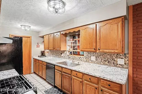 Kitchen - 6275 Lake Dr, Haslett, MI 48840 photo 1 of 3