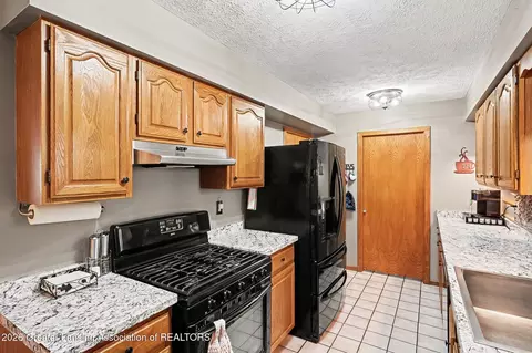 Kitchen - 6275 Lake Dr, Haslett, MI 48840 photo 2 of 3