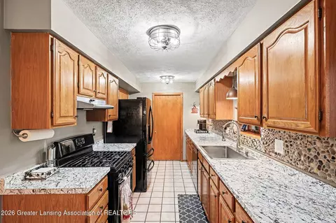 Kitchen - 6275 Lake Dr, Haslett, MI 48840 photo 1 of 4