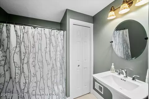 Bath - 1328 Shepard St, Crystal, MI 48818 photo 3 of 9