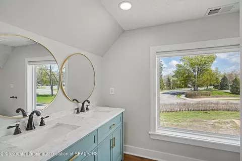 Bath - 652 E Jefferson St, Grand Ledge, MI 48837 photo 5 of 8
