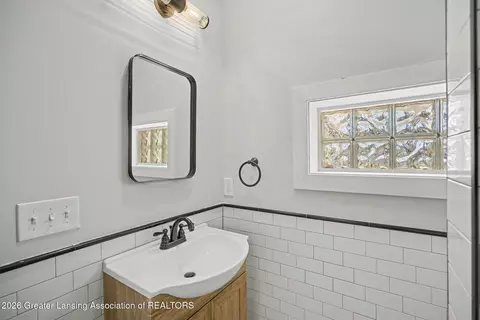 Bath - 652 E Jefferson St, Grand Ledge, MI 48837 photo 3 of 8