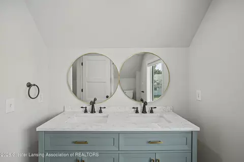 Bath - 652 E Jefferson St, Grand Ledge, MI 48837 photo 4 of 8