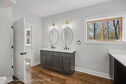 Bath - 652 E Jefferson St, Grand Ledge, MI 48837 photo 7 of 8