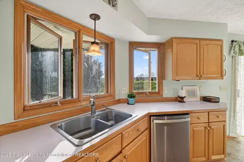 Kitchen - 13964 Adeline Dr, Lansing, MI 48906 photo 5 of 7