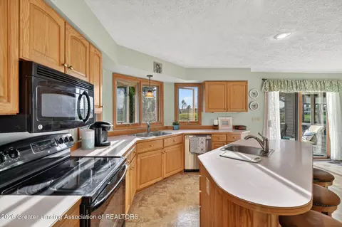 Kitchen - 13964 Adeline Dr, Lansing, MI 48906 photo 4 of 7