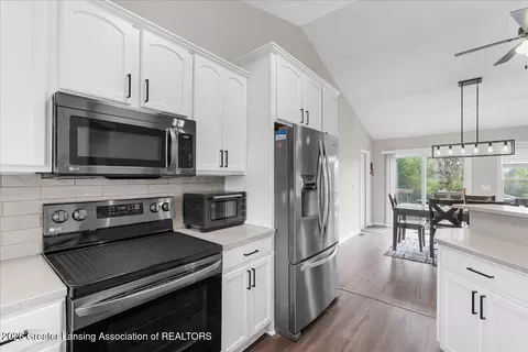 Kitchen - 10114 Roblyn Cir, Dimondale, MI 48821 photo 2 of 3