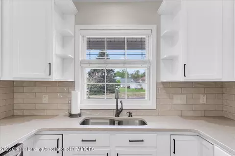 Kitchen - 10114 Roblyn Cir, Dimondale, MI 48821 photo 3 of 3