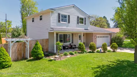 813 Canton Dr, Lansing, MI 48917