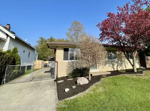 26640 Oak St, Roseville, MI 48066