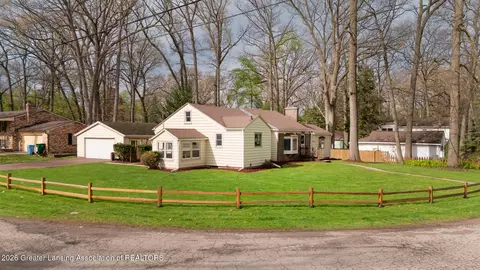 1807 Shady Oak Ln, Lansing, MI 48906