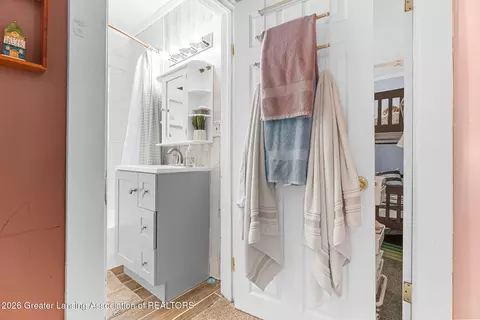 Bath - 2226 Strathmore Rd, Lansing, MI 48910 photo 2 of 3
