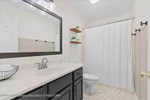 Bath - 13176 Blackwood Dr, Dewitt, MI 48820 photo 4 of 4