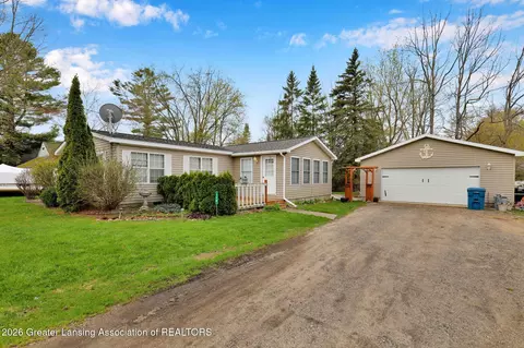 114 Flora Ave, Houghton Lake, MI 48629