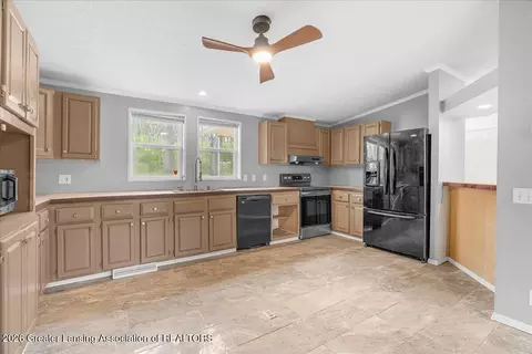 Entry Way - 6575 Ann Arbor Rd, Jackson, MI 49201 photo 2 of 3