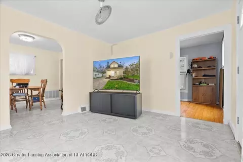 Entry Way - 306 E Cavanaugh Rd, Lansing, MI 48910 photo 2 of 3