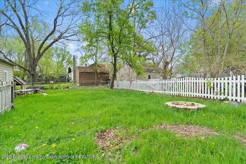 Exterior - 306 E Cavanaugh Rd, Lansing, MI 48910 photo 2 of 5