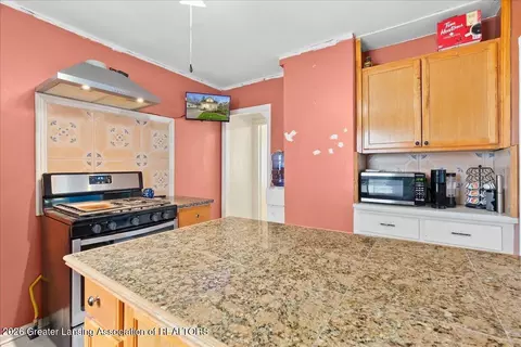 Kitchen - 306 E Cavanaugh Rd, Lansing, MI 48910 photo 2 of 3