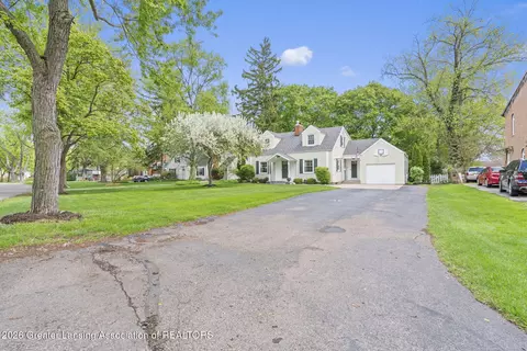 136 Maplewood Dr, East Lansing, MI 48823