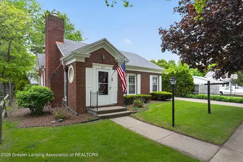 207 E Mcconnell St, Saint Johns, MI 48879