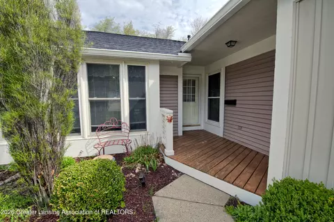 910 Cherrywood Cir, Portland, MI 48875