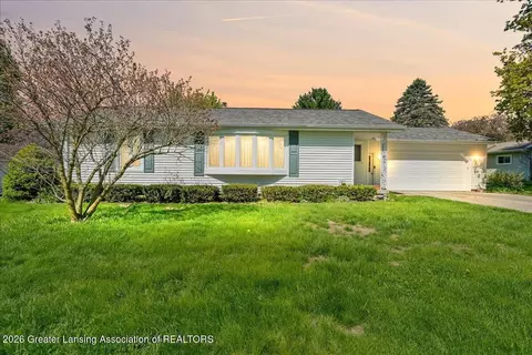 15178 Chetwyn Dr, Lansing, MI 48906