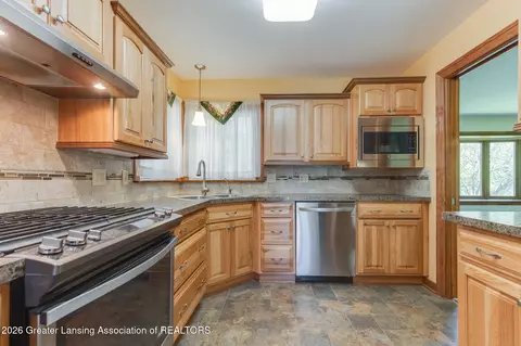 Kitchen - 15178 Chetwyn Dr, Lansing, MI 48906 photo 2 of 2